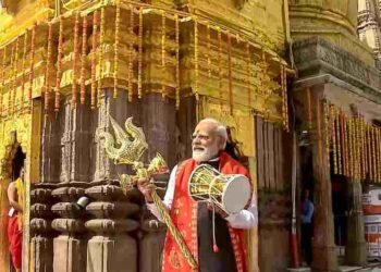 एक हाथ में त्रिशूल, दूसरे में डमरू और पीछे दमकता मंदिर… पीएम मोदी की काशी विश्वनाथ पूजा की अद्भुत Photos