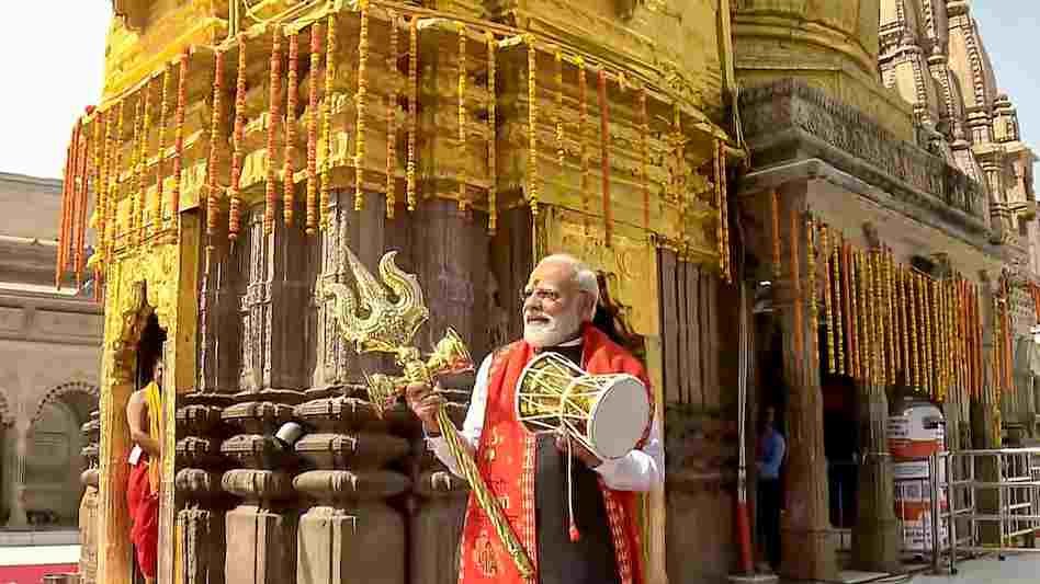 एक हाथ में त्रिशूल, दूसरे में डमरू और पीछे दमकता मंदिर… पीएम मोदी की काशी विश्वनाथ पूजा की अद्भुत Photos