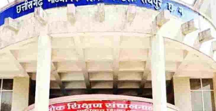 CGBSE: छत्तीसगढ़ बोर्ड की कॉपियों में निकले ‘इमोशनल लेटर’; किसी ने लिखा हनुमान चालीसा, तो किसी ने शादी का हवाला देकर मांगे नंबर