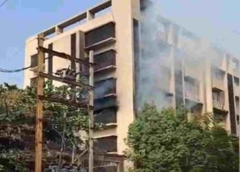 रायपुर- दलदल सिवनी के अपार्टमेंट में AC ब्लास्ट, फ्लैट में लगी भीषण आग; महिला को बचाने के चक्कर में युवक घायल