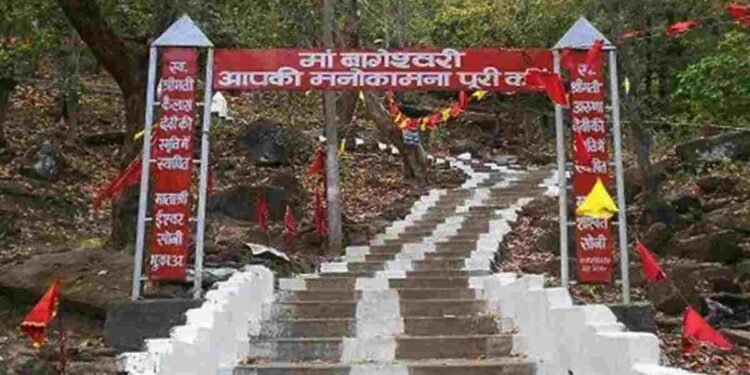 भीषण गर्मी में 900 सीढ़ियां चढ़ते श्रद्धालु की मौत, कुदरगढ़ धाम में मचा हड़कंप