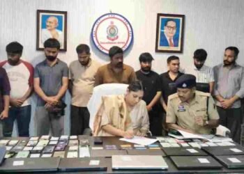 बलौदा बाजार पुलिस की बड़ी कार्रवाई: IPL सट्टेबाजी का हाईटेक अंतरराज्यीय गिरोह पकड़ा, 16 आरोपी गिरफ्तार