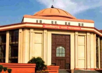 बिलासपुर हाईकोर्ट का बड़ा फैसला: 8 कर्मचारियों की बर्खास्तगी रद्द, तत्काल बहाली के आदेश