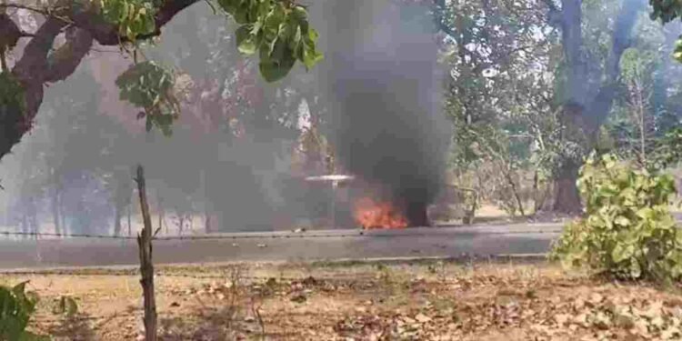 पेंड्रा में भीषण सड़क हादसा: झपकी आने से पेड़ से टकराई बोलेरो, कार में लगी आग