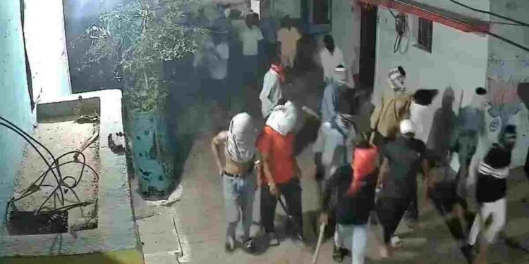 बिलासपुर में 20 नकाबपोशों का हमला: एक ही परिवार को बनाया निशाना, CCTV में कैद वारदात