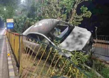 RAIPUR NEWS- डिवाइडर से टकराकर हवा में उछली कार, टक्कर के बाद डिवाइडर पर अटकी, वीडियो वायरल