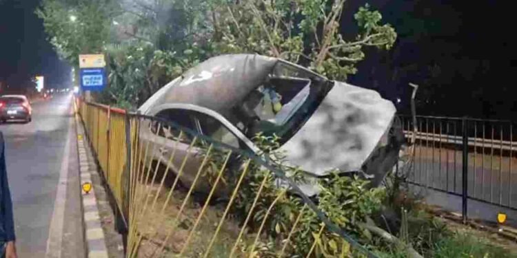 RAIPUR NEWS- डिवाइडर से टकराकर हवा में उछली कार, टक्कर के बाद डिवाइडर पर अटकी, वीडियो वायरल