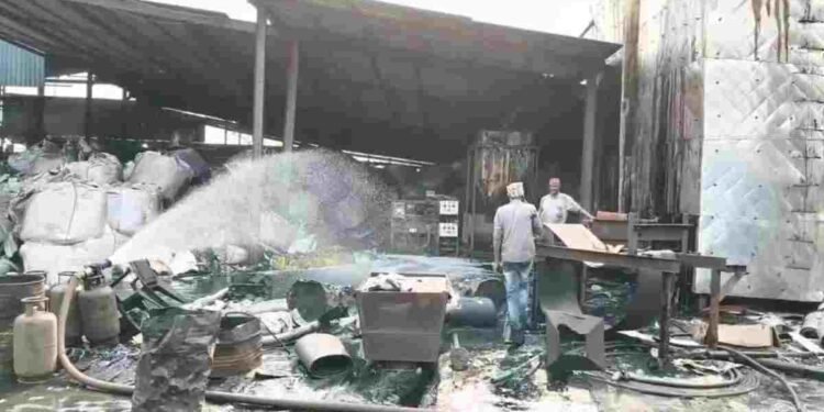 कोरबा में कार्बन फैक्ट्री का बॉयलर टैंक फटा, गर्म केमिकल बहा