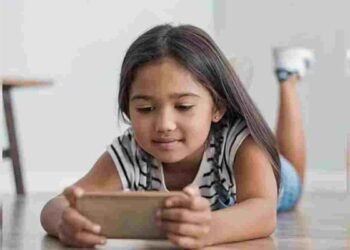 स्मार्टफोन नहीं ‘स्लो पॉइजन’: रायपुर के अस्पतालों में बढ़े मोबाइल के शिकार मरीज, डॉक्टर बोले- अब तो संभल जाइए!