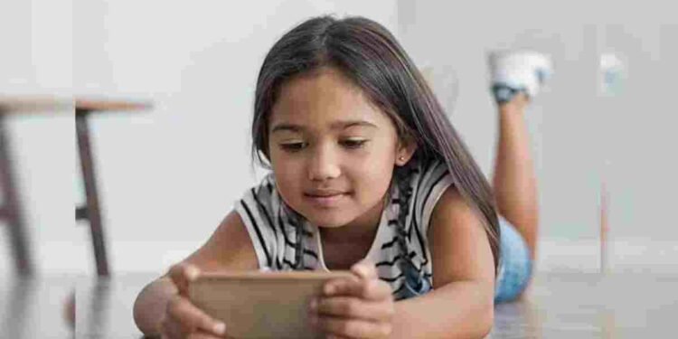 स्मार्टफोन नहीं ‘स्लो पॉइजन’: रायपुर के अस्पतालों में बढ़े मोबाइल के शिकार मरीज, डॉक्टर बोले- अब तो संभल जाइए!