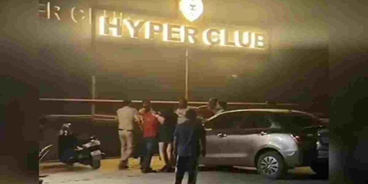 “रायपुर के हाइपर क्लब में ‘लड़की को हाय’ कहने से भड़का विवाद, युवकों के बीच मारपीट”