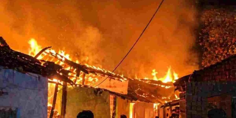 बिलासपुर में भीषण आग: 9 घर जले, लाखों का नुकसान, जनहानि टली