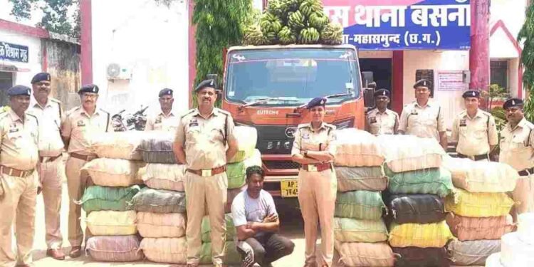 CG NEWS: केले के नीचे छिपाकर ले जा रहे 4.56 करोड़ का गांजा जब्त, तस्कर गिरफ्तार