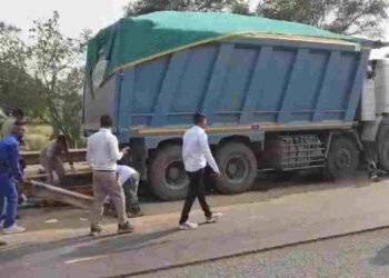 रायपुर में दर्दनाक सड़क हादसा: तेज रफ्तार हाइवा ने बाइक सवार दो लोगों को कुचला, मौके पर मौत