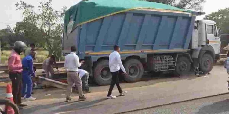 रायपुर में दर्दनाक सड़क हादसा: तेज रफ्तार हाइवा ने बाइक सवार दो लोगों को कुचला, मौके पर मौत
