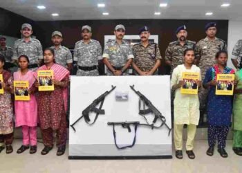 CG NEWS: 9 इनामी नक्सलियों ने किया आत्मसमर्पण, हथियारों का जखीरा बरामद