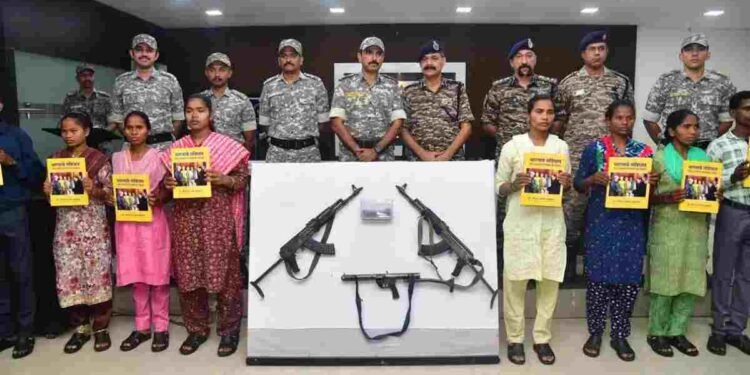 CG NEWS: 9 इनामी नक्सलियों ने किया आत्मसमर्पण, हथियारों का जखीरा बरामद