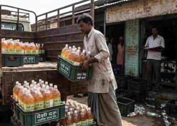 रायपुर में देशी शराब अब प्लास्टिक पैक में, पहले दिन ही उमड़ी भीड़, ग्राहकों को पसंद आया टेस्ट