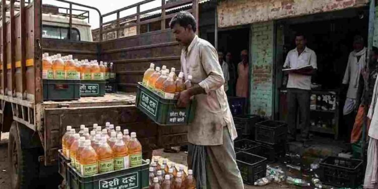 रायपुर में देशी शराब अब प्लास्टिक पैक में, पहले दिन ही उमड़ी भीड़, ग्राहकों को पसंद आया टेस्ट