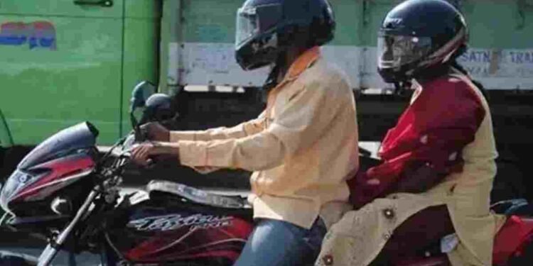 CG NEWS: हाईवे पर अब दोपहिया चालक और सहयात्री दोनों के लिए हेलमेट अनिवार्य, परिवहन विभाग ने जारी किए निर्देश