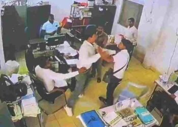 CG NEWS- REO का गुस्सा बेकाबू: सरकारी दफ्तर में पत्रकार को कूटा मारपीट का वीडियो वायरल