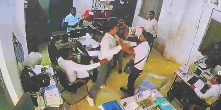 CG NEWS- REO का गुस्सा बेकाबू: सरकारी दफ्तर में पत्रकार को कूटा मारपीट का वीडियो वायरल