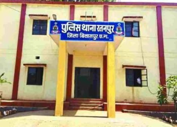 CG NEWS: शक की आग में उजड़ा परिवार; पिता और दो बेटों ने तलवार से बुजुर्ग महिला का गला रेता, 6 पर जानलेवा हमला