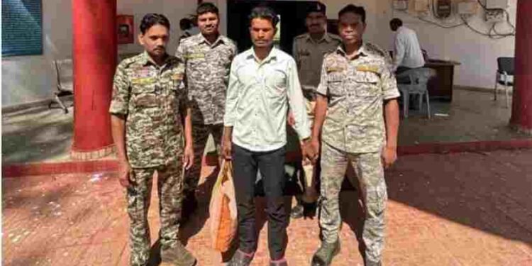 CG NEWS: कलयुगी बेटे ने ली पिता की जान; टमाटर की फसल बर्बाद होने पर डंडे से पीट-पीटकर की हत्या