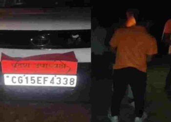 स्वामी आत्मानंद स्कूल के शिक्षक की शर्मनाक करतूत, आधी रात युवती के साथ जंगल में धराए; वीडियो वायरल