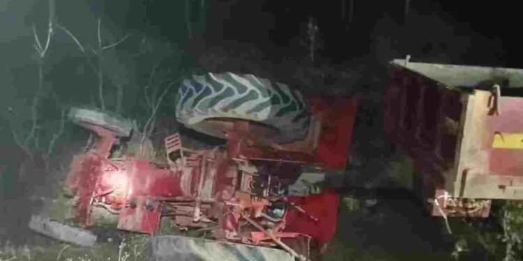 केशकाल में दर्दनाक सड़क हादसा: शादी से लौट रहे ग्रामीणों से भरा ट्रैक्टर पलटा, 12 घायल, 2 की हालत गंभीर