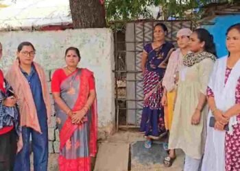 सियासत की भेंट चढ़ी ममता: जगदलपुर में पांच बेटियों संग सड़क पर आई विधवा माँ, भाजपा पार्षद ने घर में जड़ा ताला