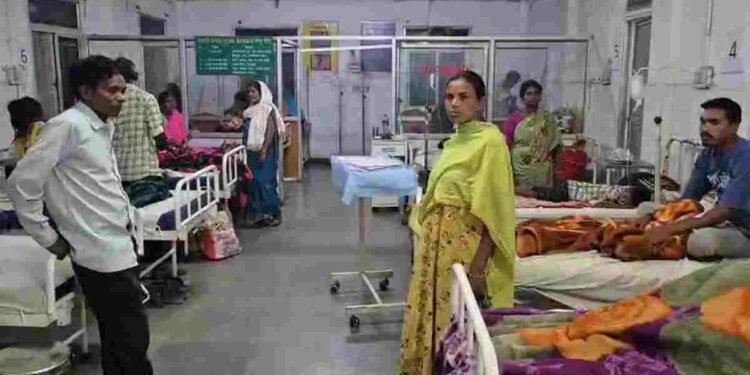 CG NEWS- गुपचुप खाने से फूड पॉइजनिंग: दर्जनों लोग बीमार, 8 मरीज अब भी भर्ती