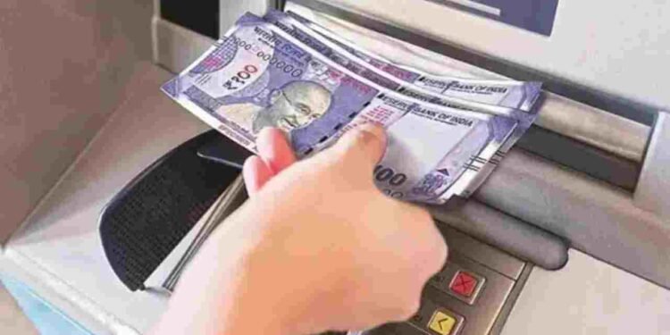 आप भी ATM से निकालते हैं पैसा तो तो हो जाएं अलर्ट, अब बदल गए ये नियम
