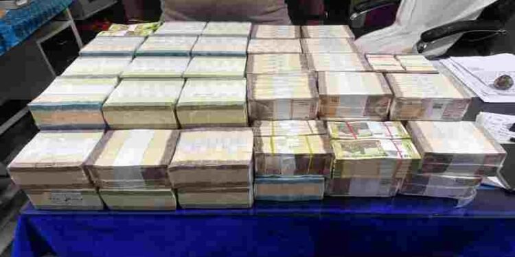 CG NEWS: रेलवे स्टेशन के पास 17 लाख रुपए के साथ युवक गिरफ्तार, तीन बैग में ले जा रहा था नगद