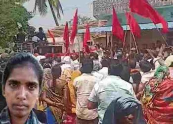 महिला नक्सली रूपी के अंतिम संस्कार में बजा हिड़मा का गाना, लाल झंडा लेकर नाचे ग्रामीण