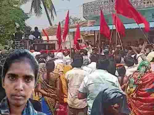 महिला नक्सली रूपी के अंतिम संस्कार में बजा हिड़मा का गाना, लाल झंडा लेकर नाचे ग्रामीण