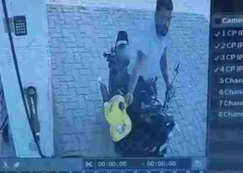 बिलासपुर: बीच सड़क पर युवक ने खुद को लगाई आग, 80% झुलसा; रोंगटे खड़े कर देने वाला CCTV आया सामने