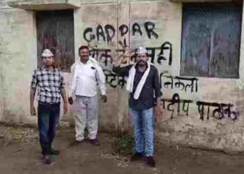 लोरमी में बवाल: संदीप पाठक के घर के बाहर लिखा ‘गद्दार’, AAP कार्यकर्ता बोले- थिंक टैंक’ निकला सेप्टिक टैंक