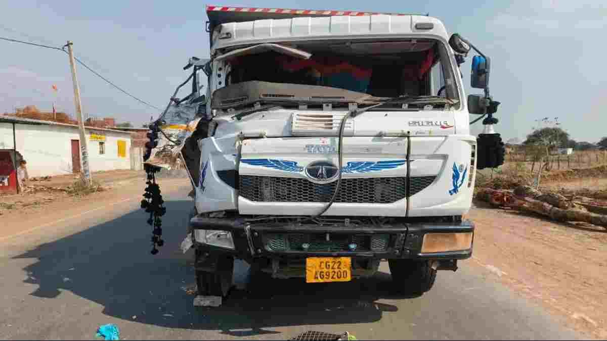 CG NEWS: हाइवा और डीजल टैंकर की टक्कर