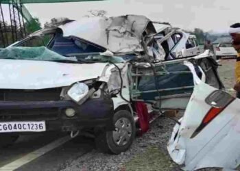 भारतमाला में सड़क हादसा: तेज रफ्तार कार मेटाडोर से टकराई, 1 की मौत और 6 गंभीर घायल