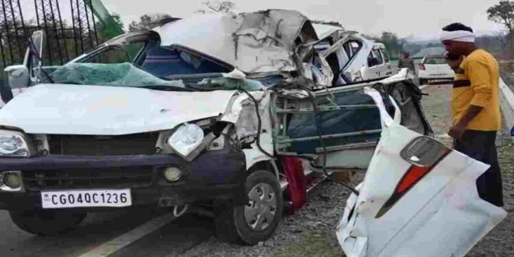 भारतमाला में सड़क हादसा: तेज रफ्तार कार मेटाडोर से टकराई, 1 की मौत और 6 गंभीर घायल