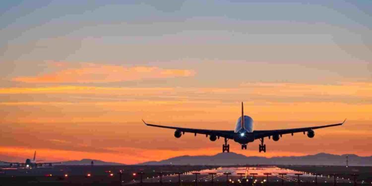 रायपुर में फ्लाइट की इमरजेंसी लैंडिंग: यात्री की तबीयत बिगड़ने पर लिया गया फैसला