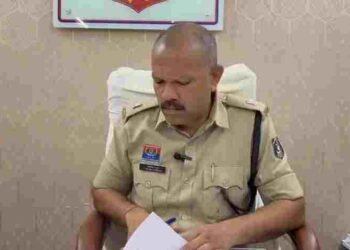 CG NEWS- पोस्टमार्टम में देरी पर बवाल, सरपंच ने कर्मचारी को ICU पहुंचाया