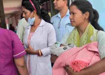 CG NEWS: झाड़ियों में मिली नवजात, चींटियों ने शरीर को घेरा; महुआ चुनने गई महिलाओं ने बचाई जान