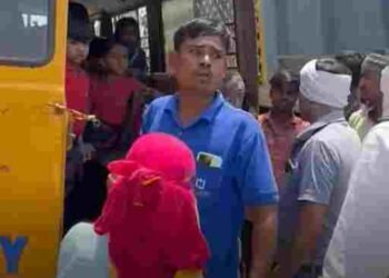 खरोरा में बड़ा हादसा: स्कूल बस को ट्रक ने मारी टक्कर, गेट उखड़ा, बच्चे सहमे