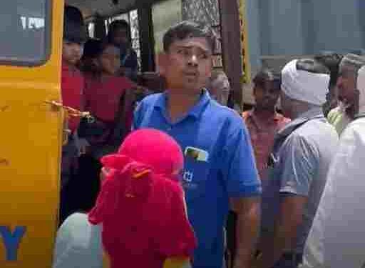 खरोरा में बड़ा हादसा: स्कूल बस को ट्रक ने मारी टक्कर, गेट उखड़ा, बच्चे सहमे