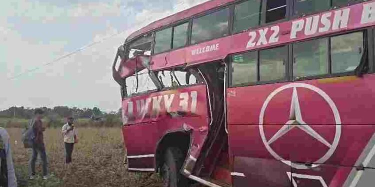 कवर्धा में भीषण सड़क हादसा: NH-30 पर बस-ट्रक की टक्कर, 15 से ज्यादा घायल