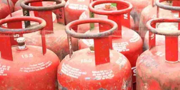 गैस सिलेंडर के दाम में लगी आग, 195 रुपए हुआ महंगा