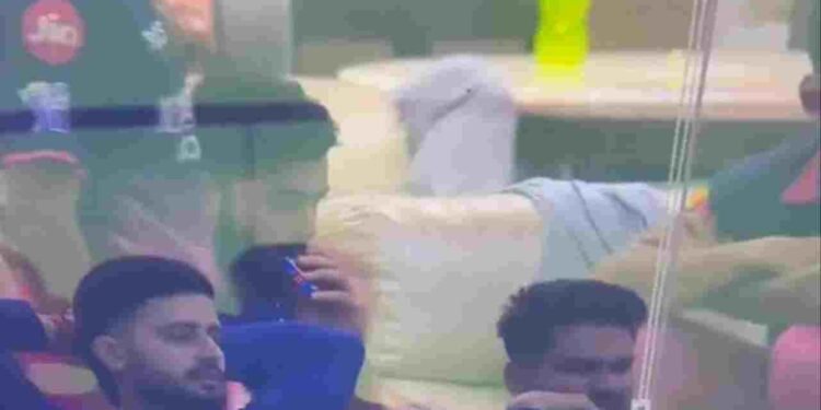 IPL में बवाल: ड्रेसिंग रूम में कश लगाते दिखे रियान पराग, वैपिंग वीडियो वायरल होने के बाद मचा हड़कंप!