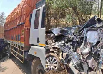 छत्तीसगढ़ में डबल सड़क हादसा: अंबिकापुर में 6 घायल, बालोद में पिकअप पलटने से 1 की मौत, 17 घायल